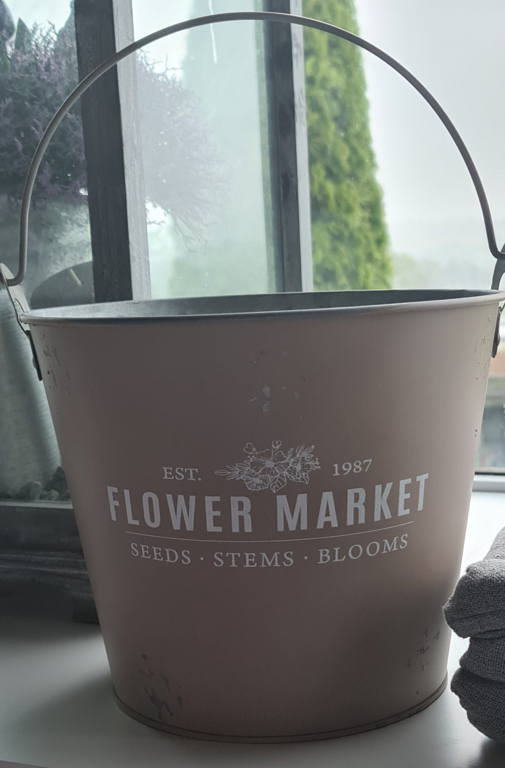 get-the-official-pflanz-eimer-mit-henkel-zink-shabby-rost-optik-mit-beschriftung-flower-market-on-sale_0.jpg