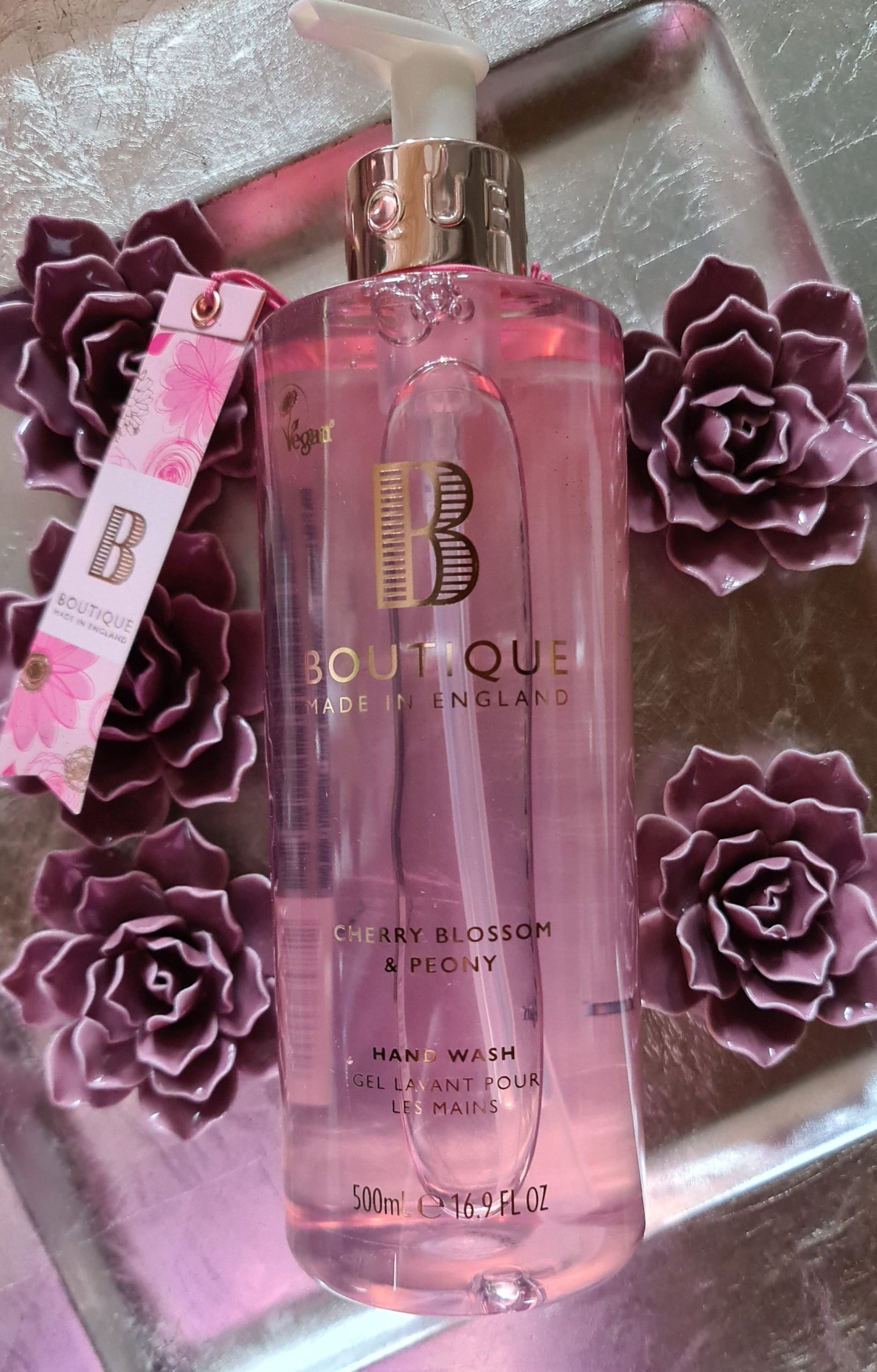 its-not-easy-being-a-fan-to-buy-luxus-flussigseife-aus-der-boutique-serie-cherry-blossom-and-peony-england-500-ml-hot-on-sale_0.jpg