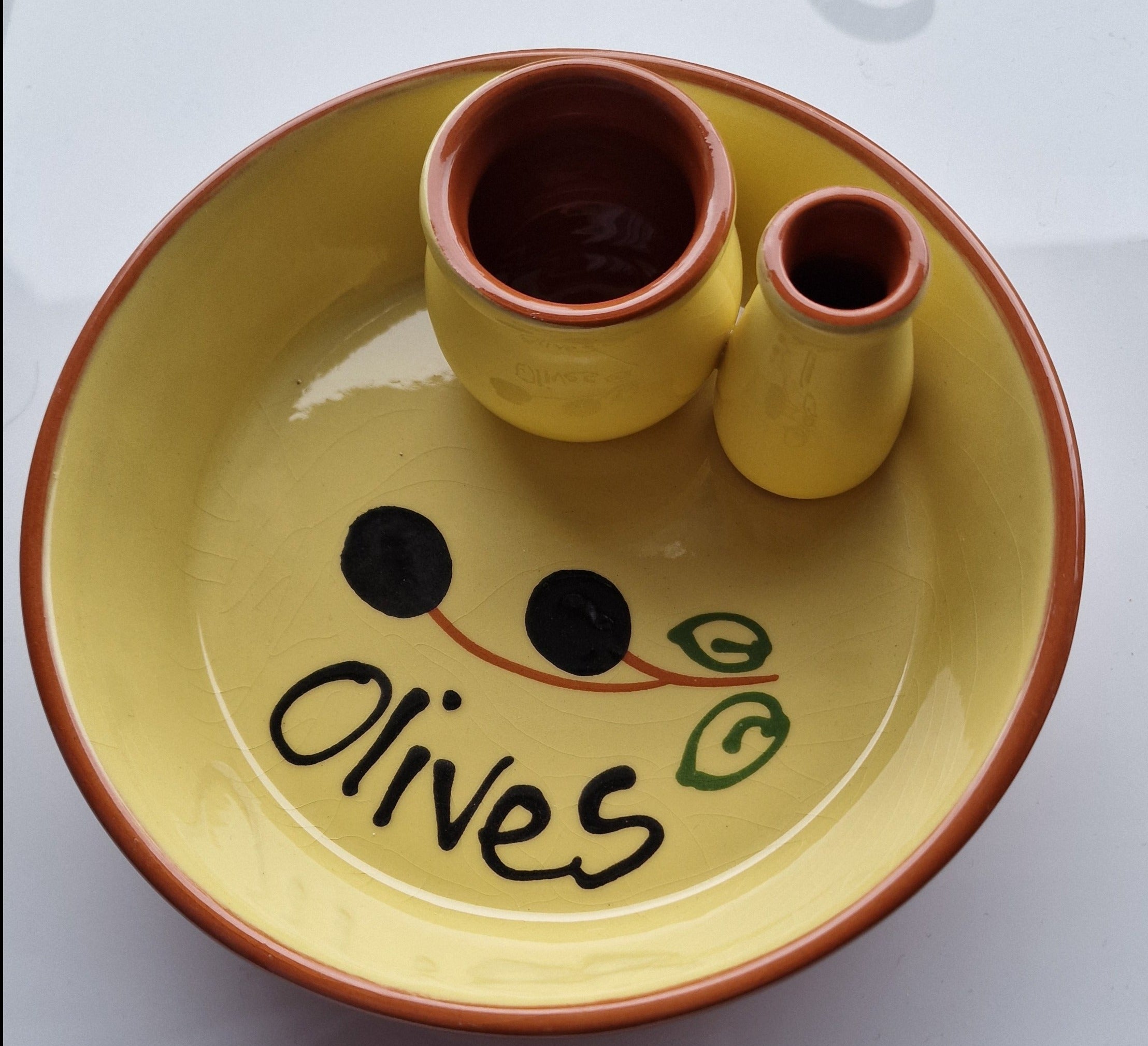 get-the-latest-antipasti-oliven-tapas-schale-ton-glasiert-hellgelb-mit-olivendekor-supply_0.jpg
