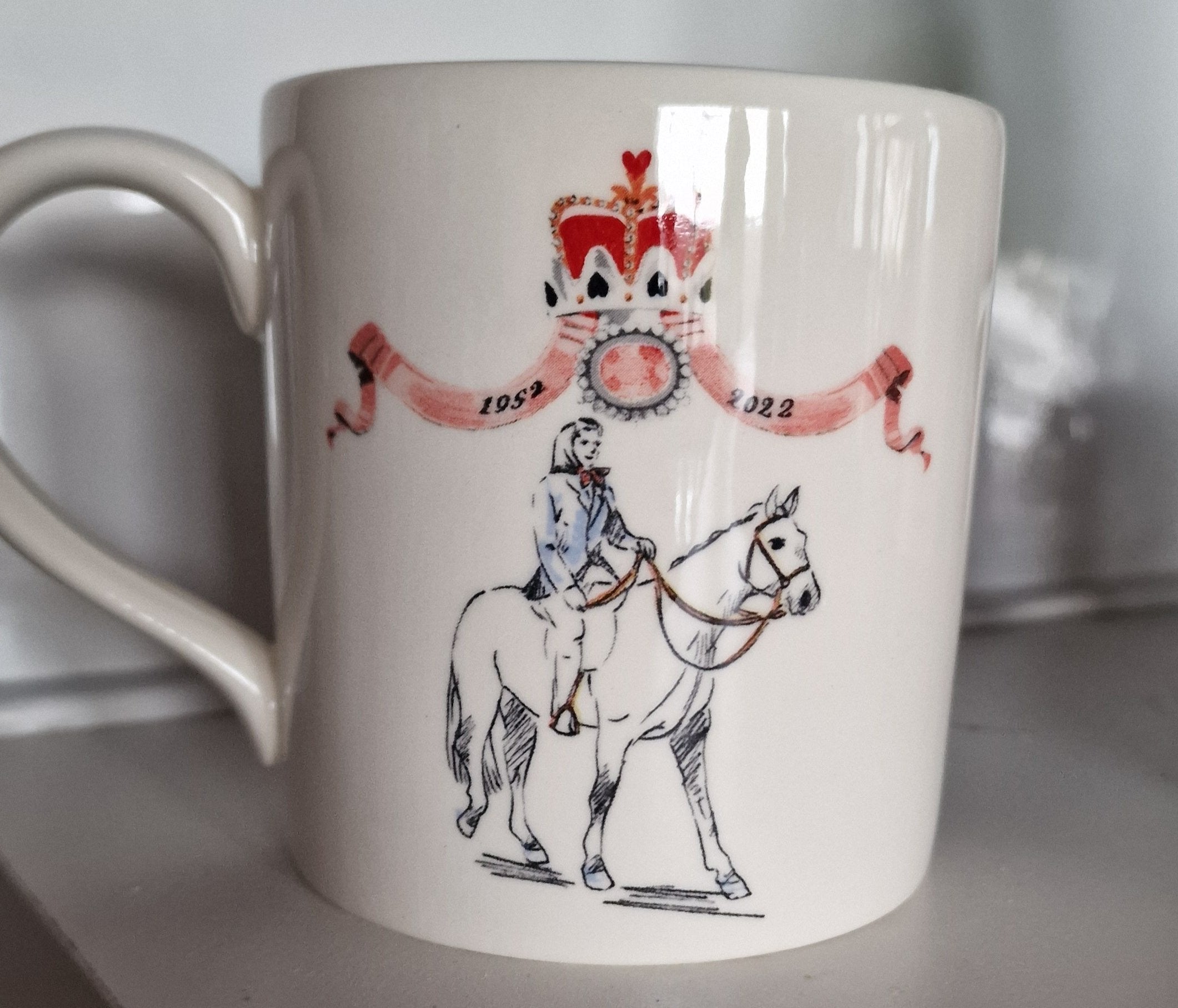 buyers-shop-cath-kidston-queen-elisabeth-ii-mug-becher-aus-der-coronation-and-commemoration-serie-online-hot-sale_1.jpg